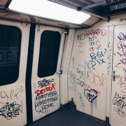 Permanente anti graffiti coating aanbrengen in de trein