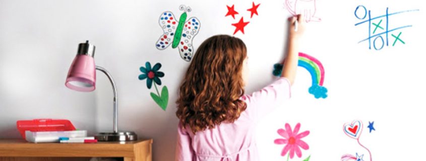 kind tekent op muur reinigbare verf