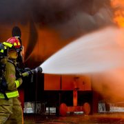 Brandweermannen blussen grote brand industrieel gebouw